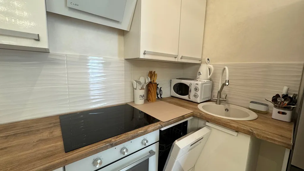 Евротрехкомнатный апартамент с балконом на первой линии