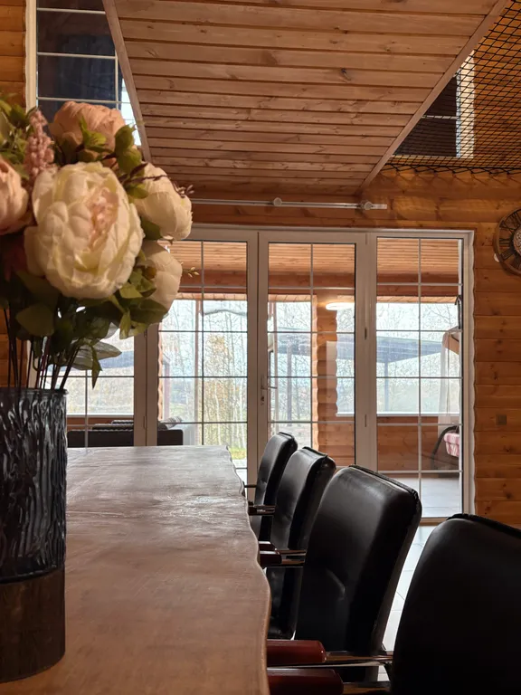 Дом с сауной и тёплым бассейном у пруда