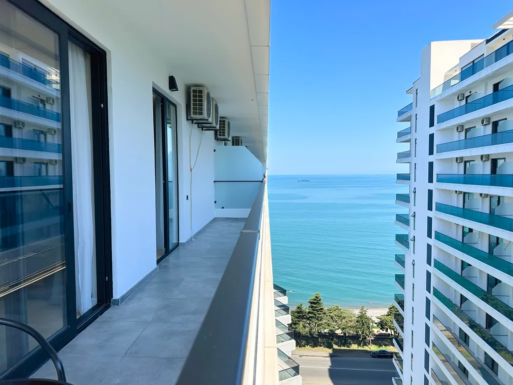 Просторный апартамент с видом на горы и море Crowne Plaza