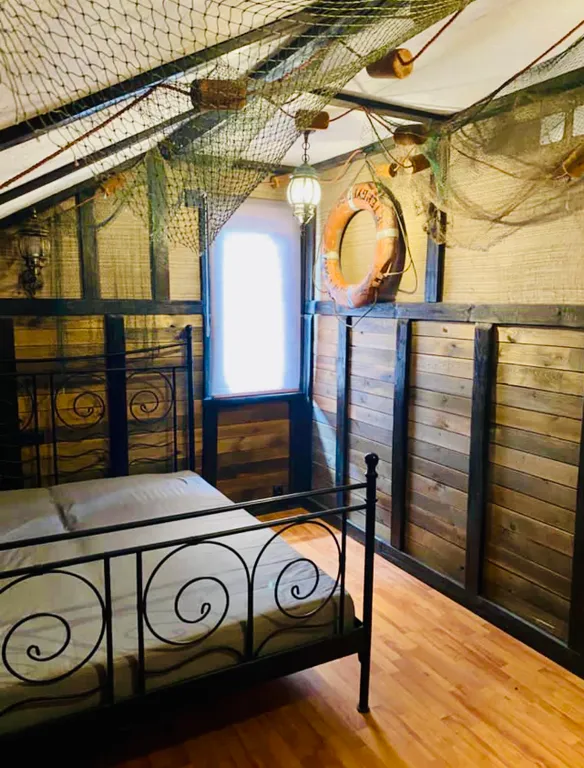 Коттедж с дизайнерской отделкой и камином