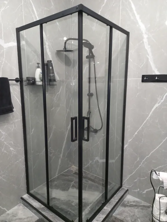 Дом с видом на море и отдельно стоящей баней.