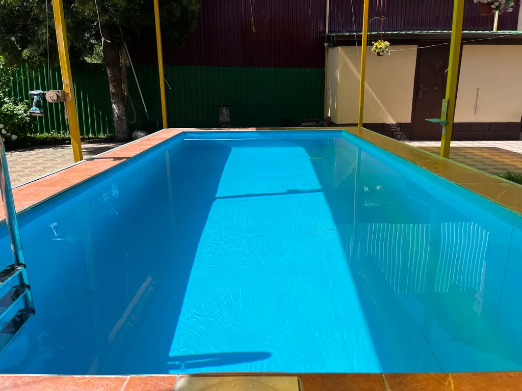 Уютный дом с бассейном, верандой и садом