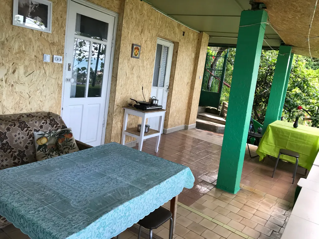 Уютная комната в центре города с видом на море