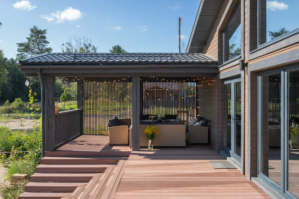 Загородный дом на берегу реки со своим пляжем