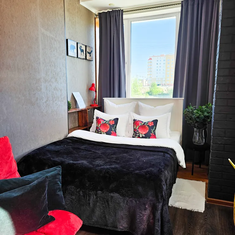 Красная студия возле Солнечного