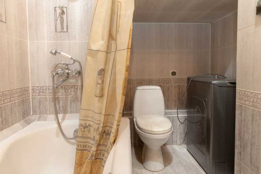 Добротная квартира в самом центре Омска с большими кроватями