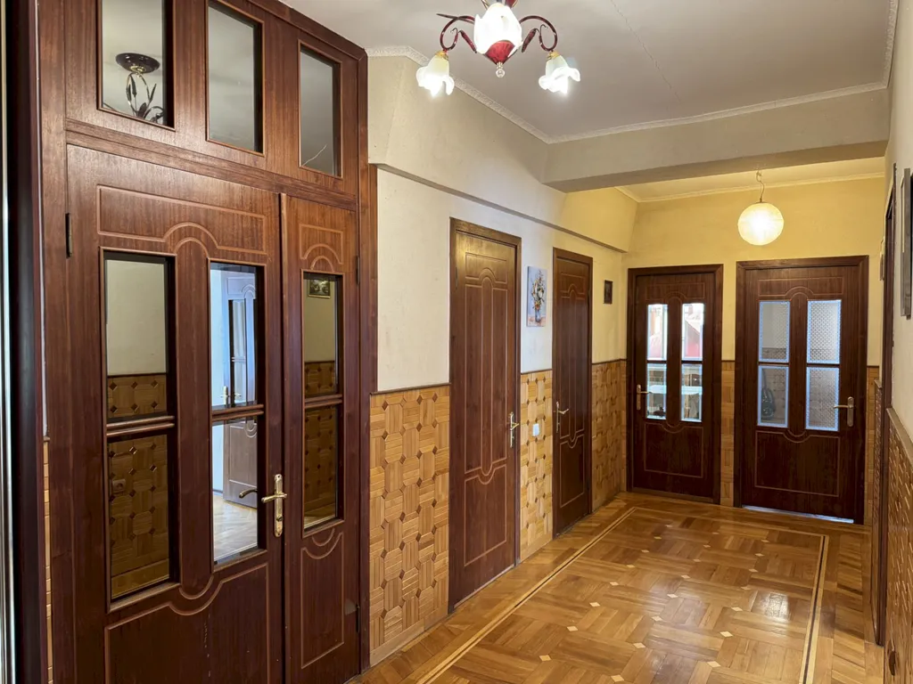 Квартира Четырёхкомнатная квартира в центре с балконом – 7 минут до моря — Геленджик