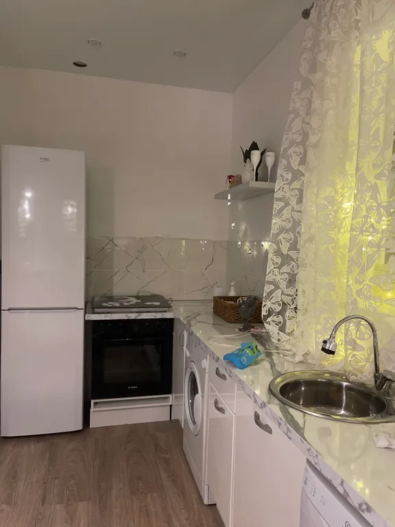 Дом рядом с лесом и прудом