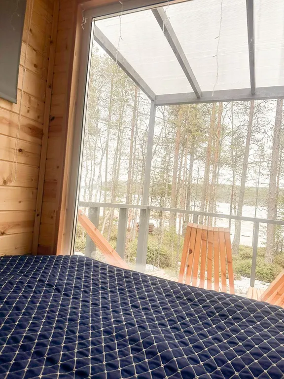 Домик на двоих с панорамным окном и видом на Белое море