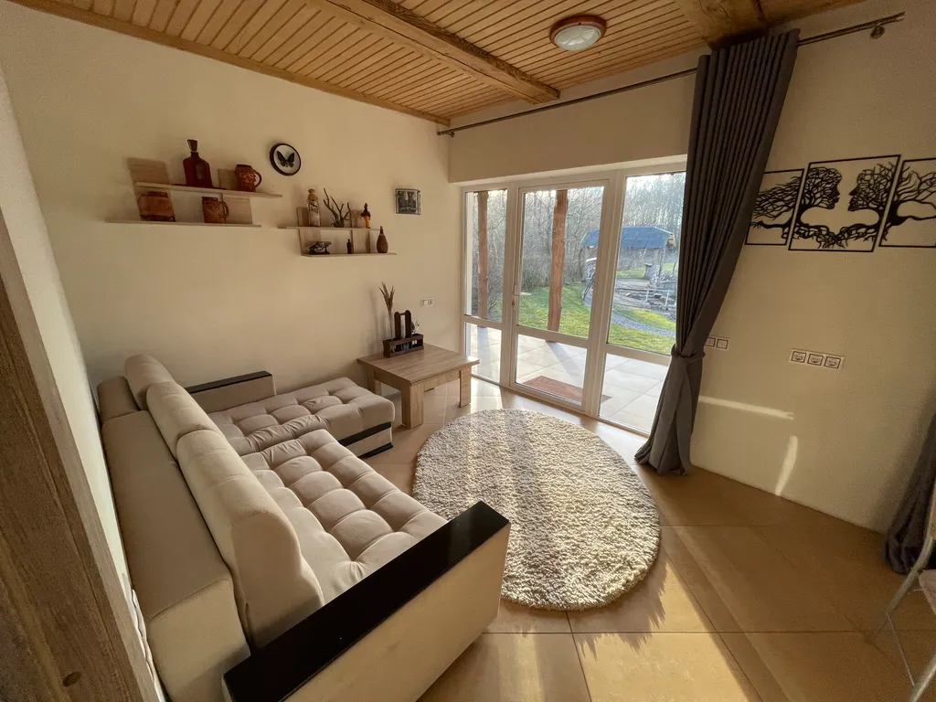 Домик на берегу озера