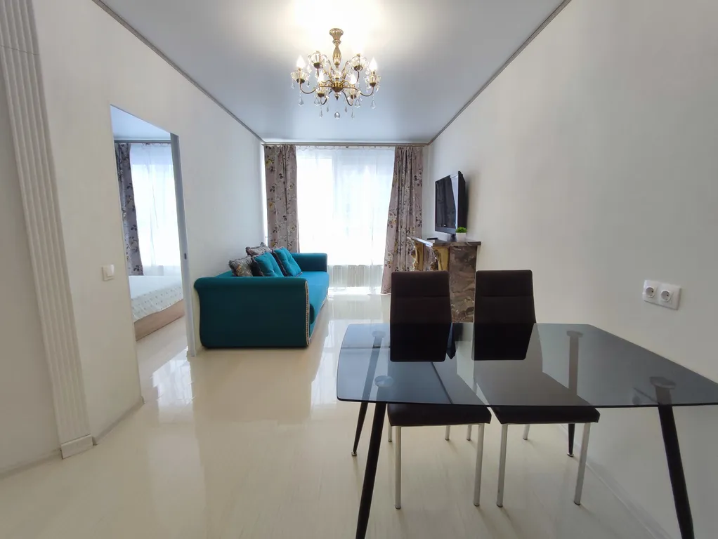 Современная уютная квартира с камином