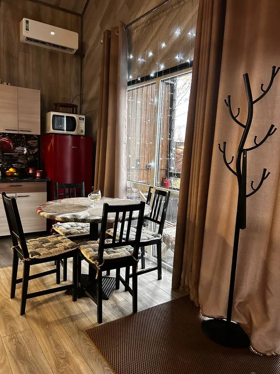 Дом с купелью и сауной, костровой зоной, мангалом и качелями