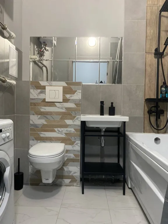 Стильная студия с панорамным балконом у балатовского парка