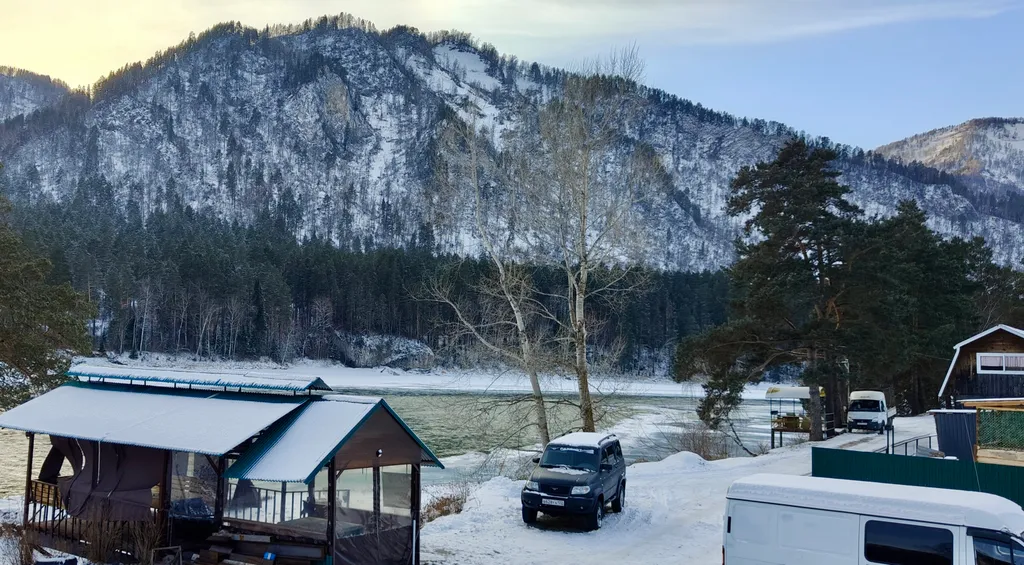 Современные студии на берегу реки