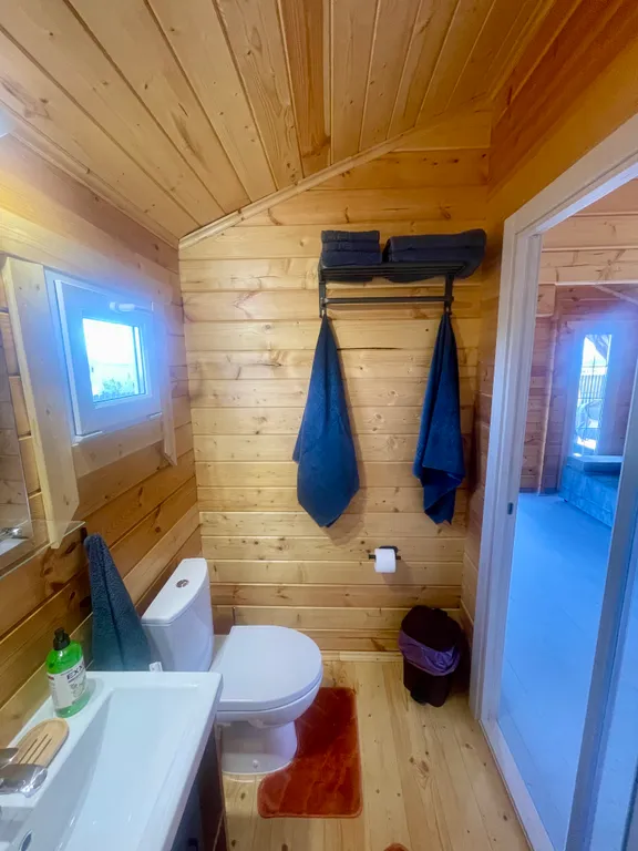 Новый деревянный домик у моря