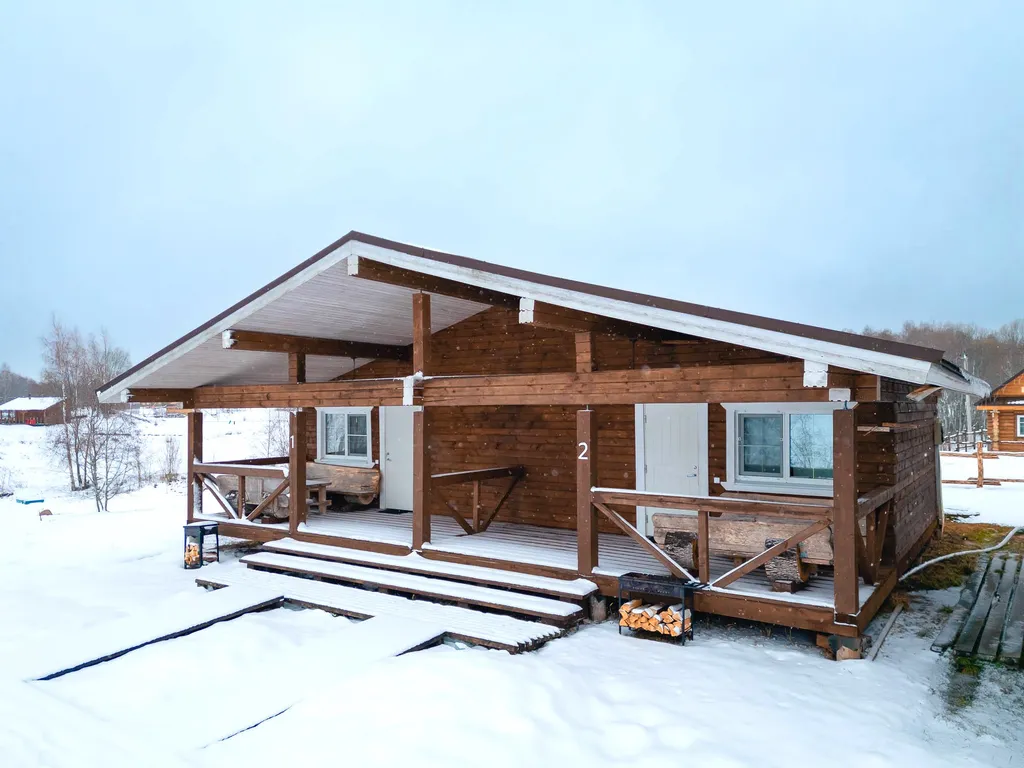 Домик на берегу озера