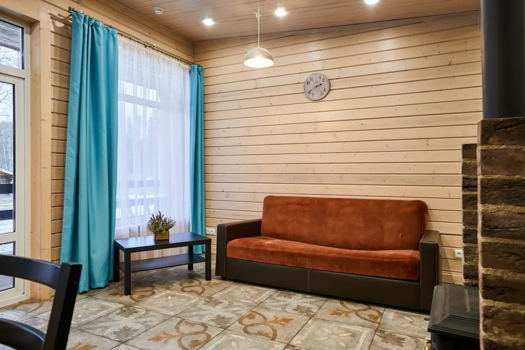 Просторный коттедж с 4 спальнями, камином и террасой