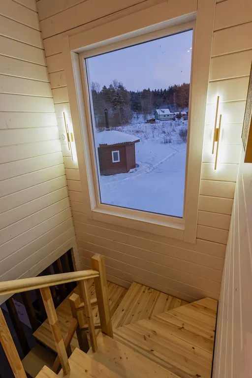 Новый дом с видом на озеро, сауной, гриль-домом и детской площадкой