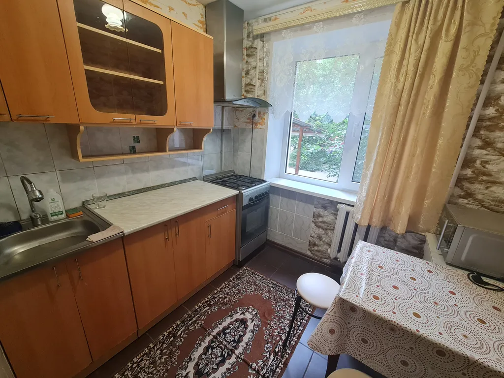 2-комнатная квартира на 1-м этаже в центре военного городка — аренда посуточно в Ейск