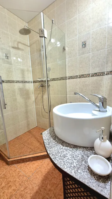 Домик и фруктовый сад