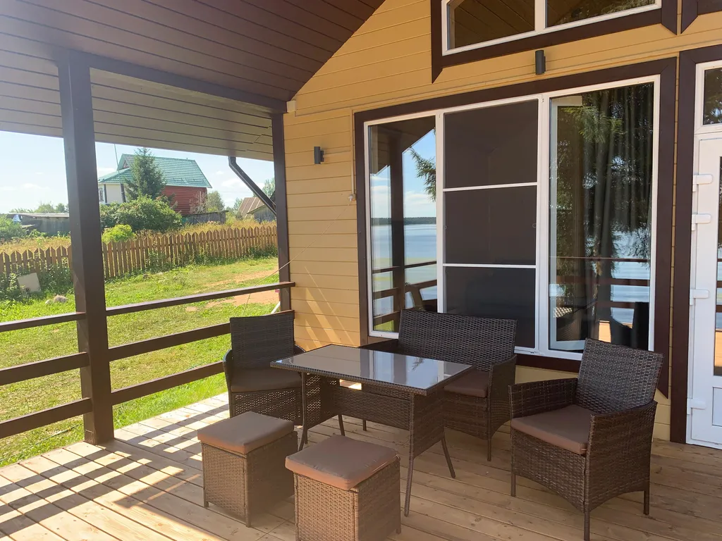 Коттедж с большой террасой на берегу Селигера