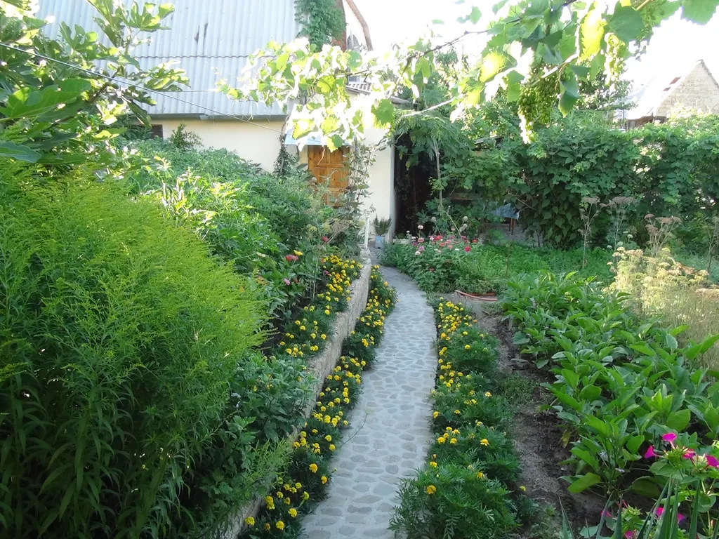 Отдельная часть дома с беседкой в саду