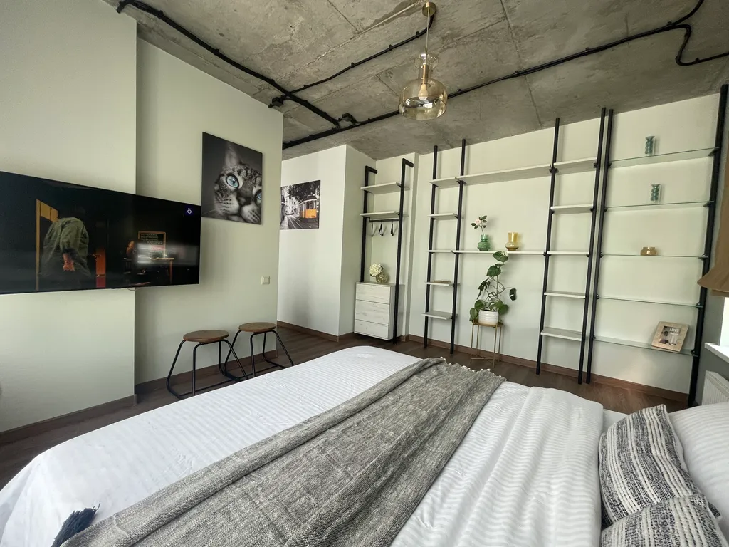 Просторная и светлая квартира с огромными окнами