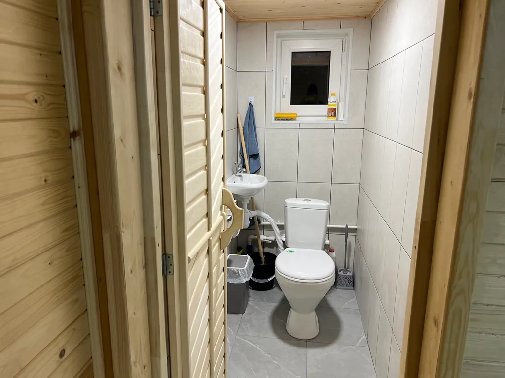 Уютный домик на берегу реки