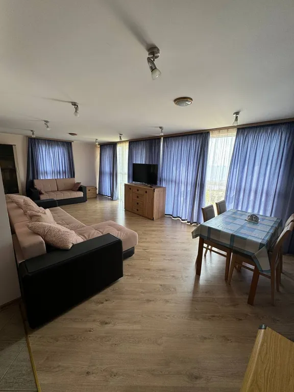 Белый коттедж на первой линии моря