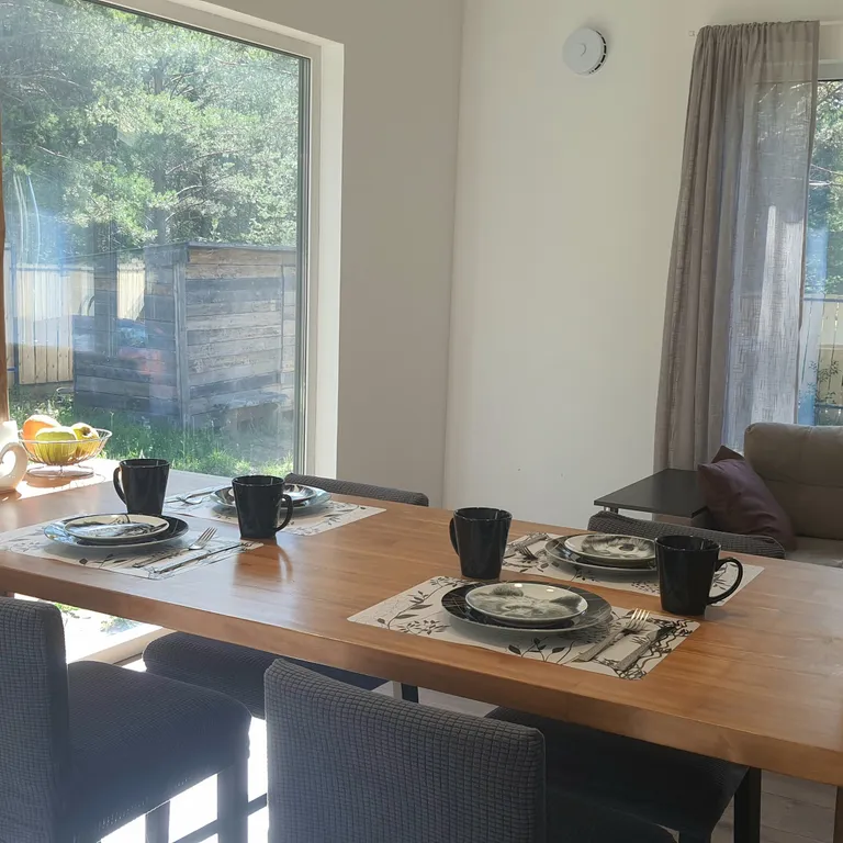 Домик под соснами