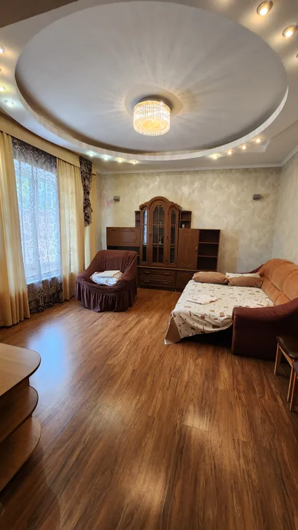 Дом с отдельным двором рядом с Театральной площадью