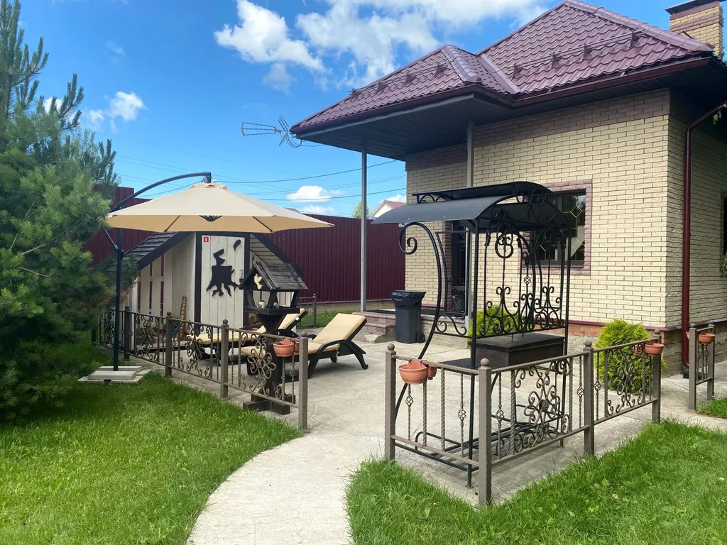 Современный новый дом с баней и банным чаном и бассейном