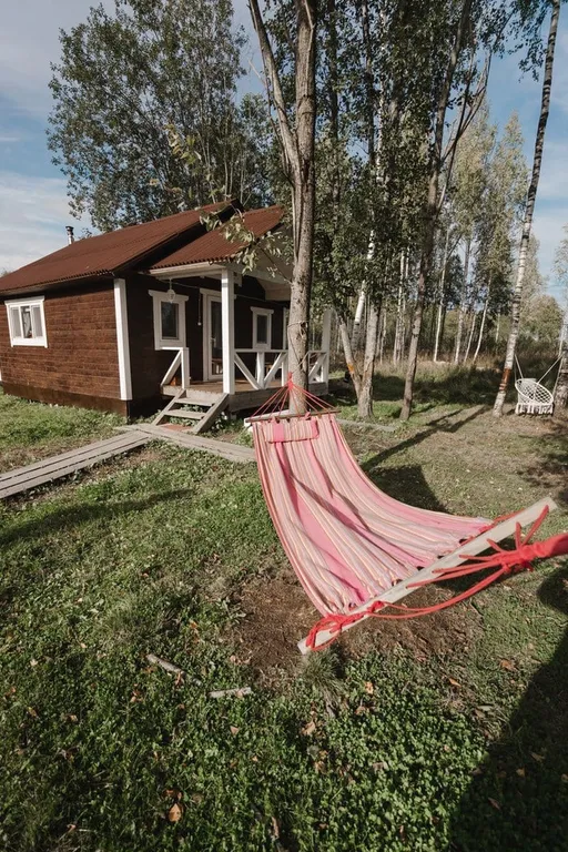 Коттедж Домик Рассвет с панорамными окнами в пол и гамаком — Тосно