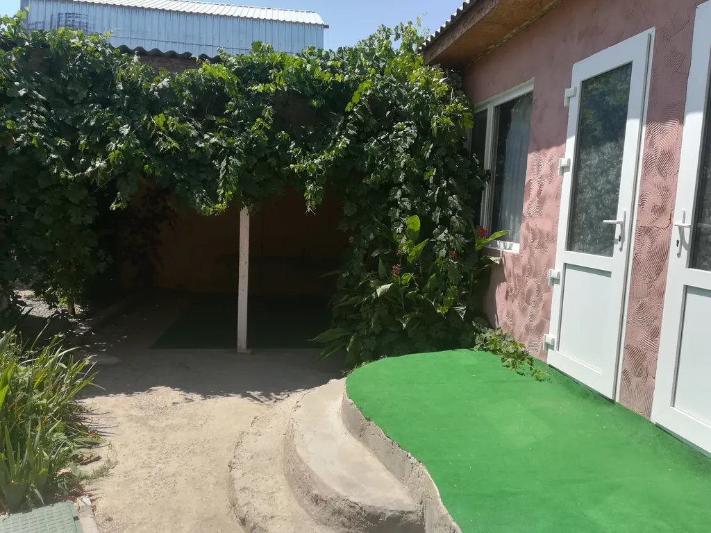 Комфортный дом с личным просторным двором