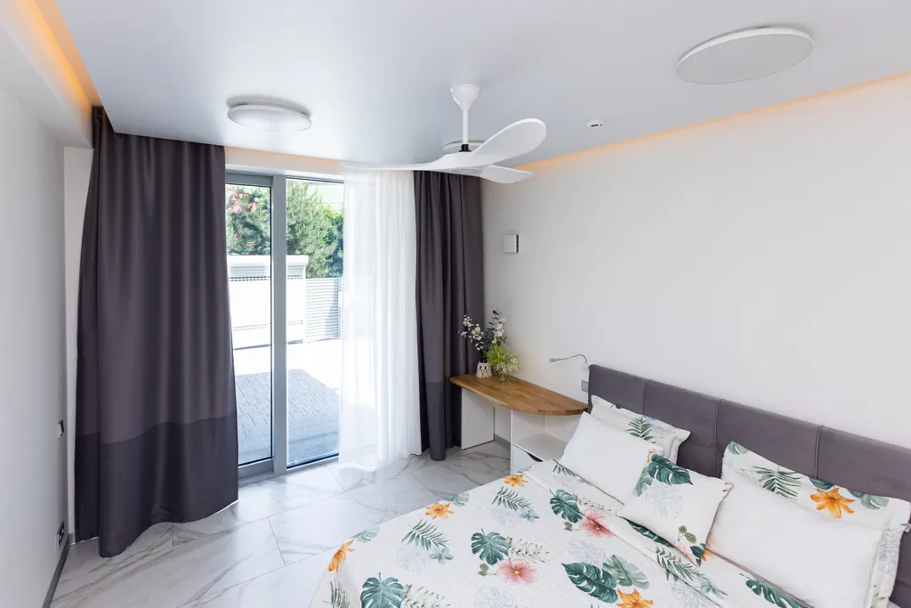 Просторная квартира с живым камином и видом на горы