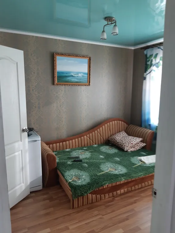 Двух комнатный номер с двумя двух спальными кроватями с видом на город