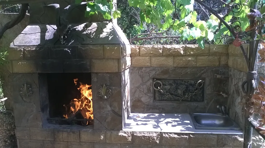 Дом 2 уровня со своим двором