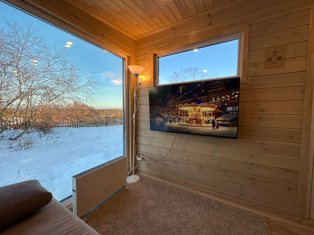 Современный дом на самом берегу реки