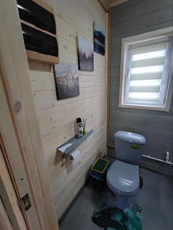 Новый стильный дом в окружении леса