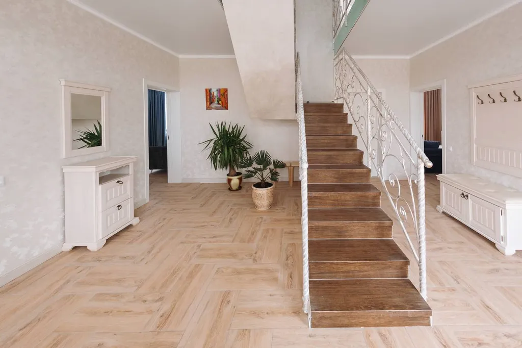 Дом с бассейном в тихом месте, недалеко от моря