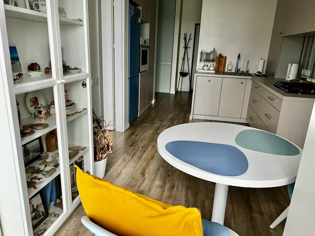 Современная уютная квартира около моря