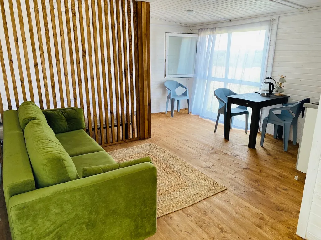 Дом с видом на закат, поле и лес