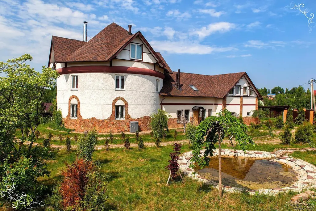 Шикарный коттедж с уютным средневековым интерьером