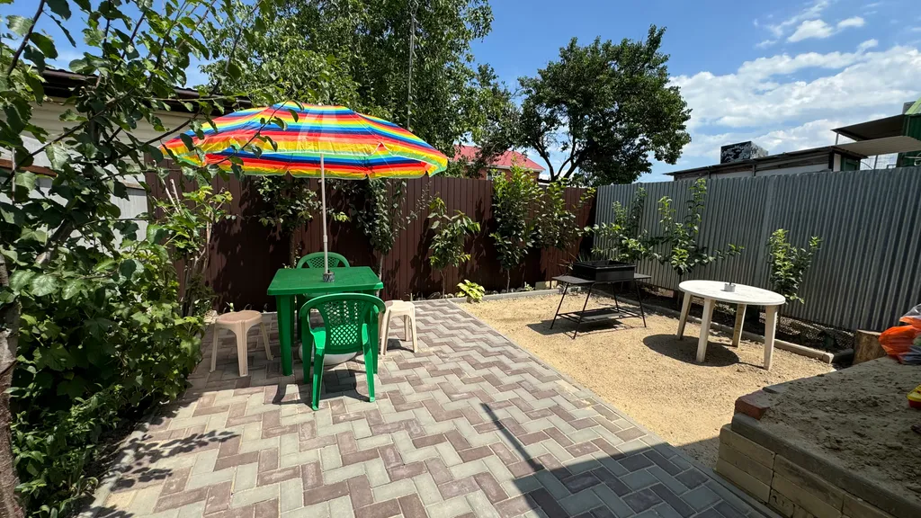 Комфортный дом и двор целиком под ключ без хозяина у моря Комильфо