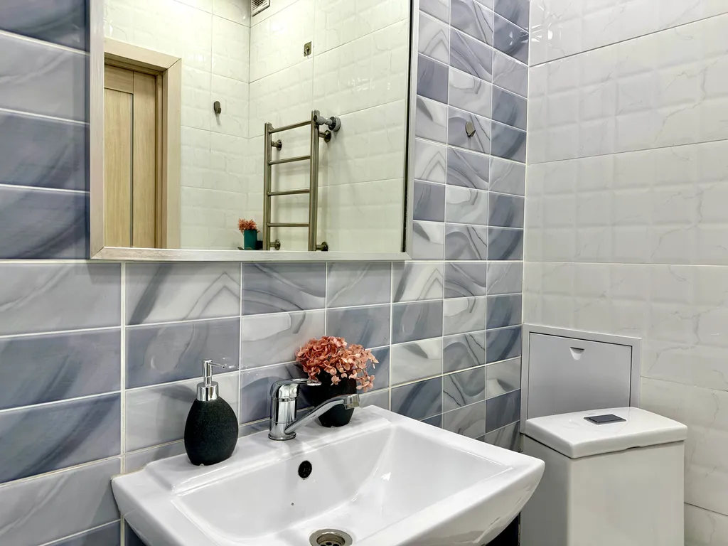 Яркая студия моно с видом на Коктобе в центре Алматы