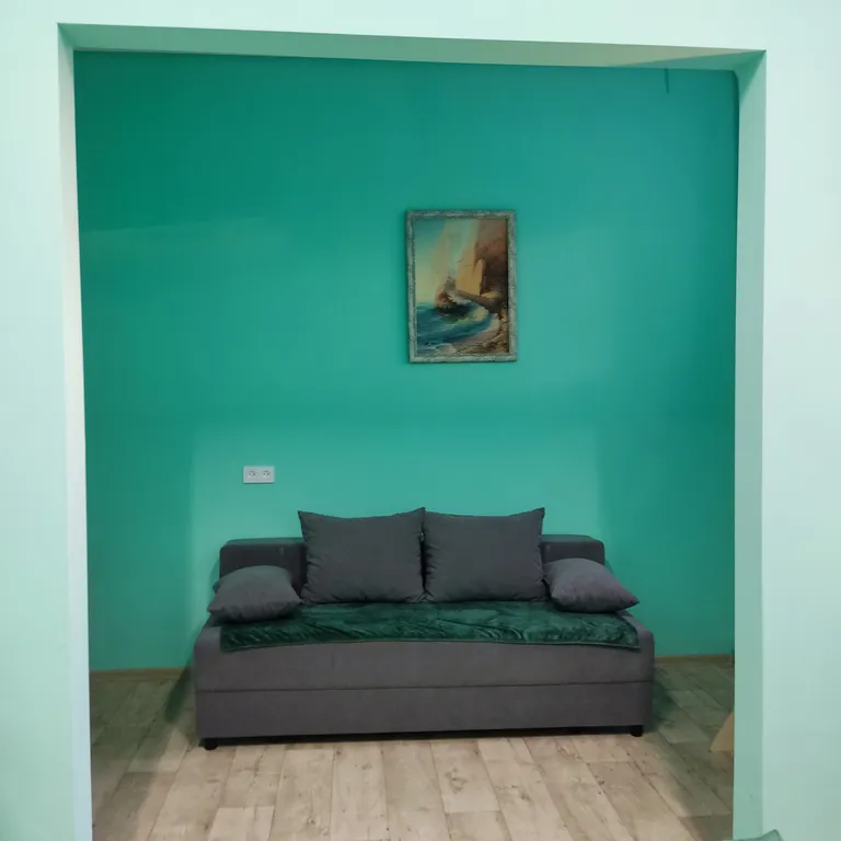 Семейный номер с двухспальной кроватью и диваном