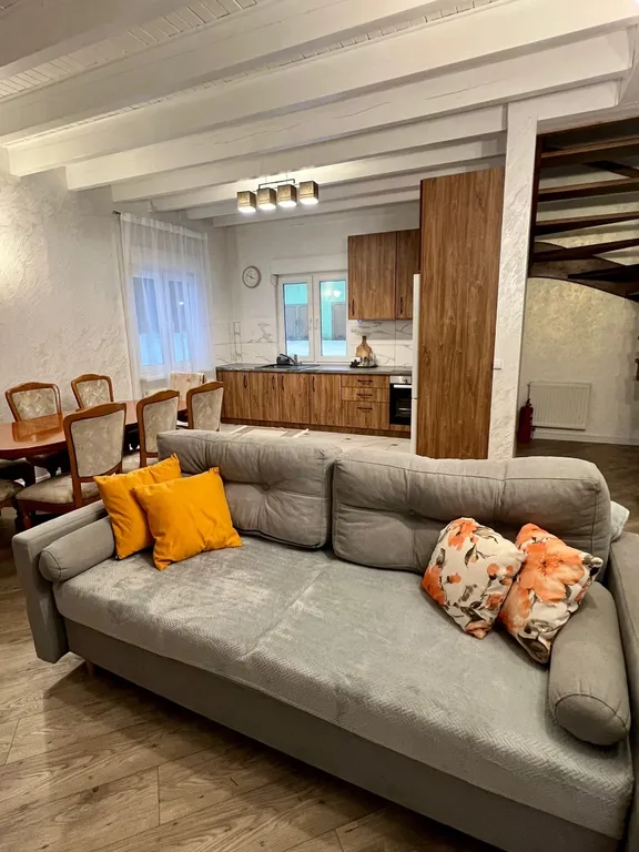 Живописная усадьба в лесу у озера