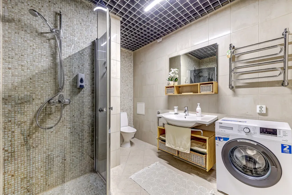 Просторная солнечная студия с круглым балконом