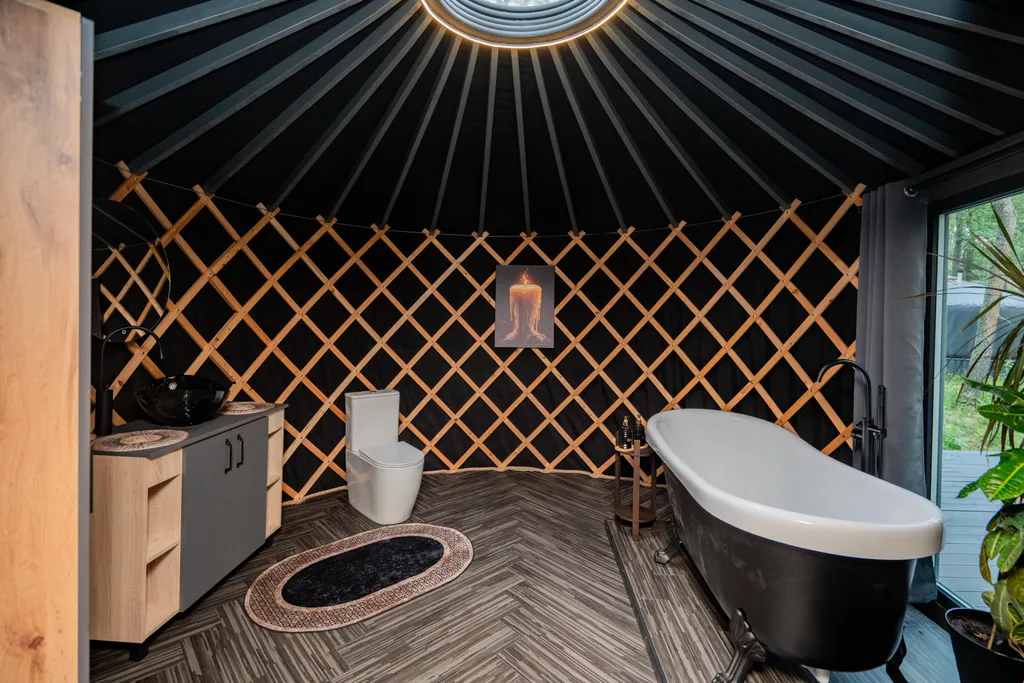 Юрта в лесу