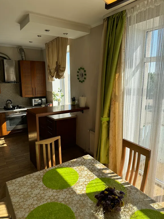 Большая 3-комнатная квартира в самом центре на площади